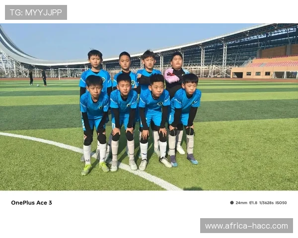 当绿茵场上的爱恋绽放足球明星与追梦女孩的浪漫故事